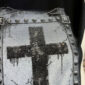 Schwarzes Kreuz Tank Top Großhandel – Muscle-Tank mit gotischem Kreuz-Digitalprint, Totenkopf-Nieten-Rahmen, Dripping-Effekt und schwarzem Strassbesatz – rosemodee.de