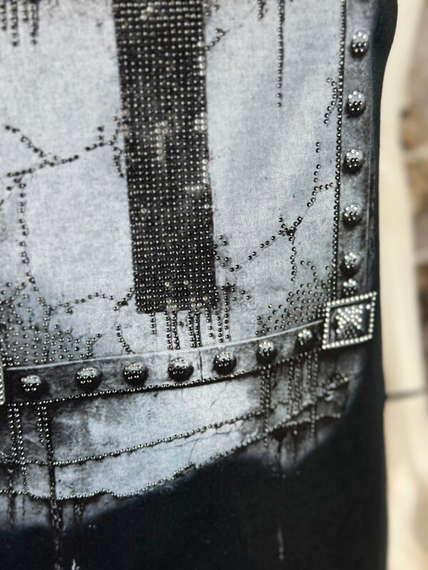 Schwarzes Kreuz Tank Top Großhandel (3) Schwarzes Kreuz Tank Top Großhandel – Muscle-Tank mit gotischem Kreuz-Digitalprint, Totenkopf-Nieten-Rahmen, Dripping-Effekt und schwarzem Strassbesatz – rosemodee.de