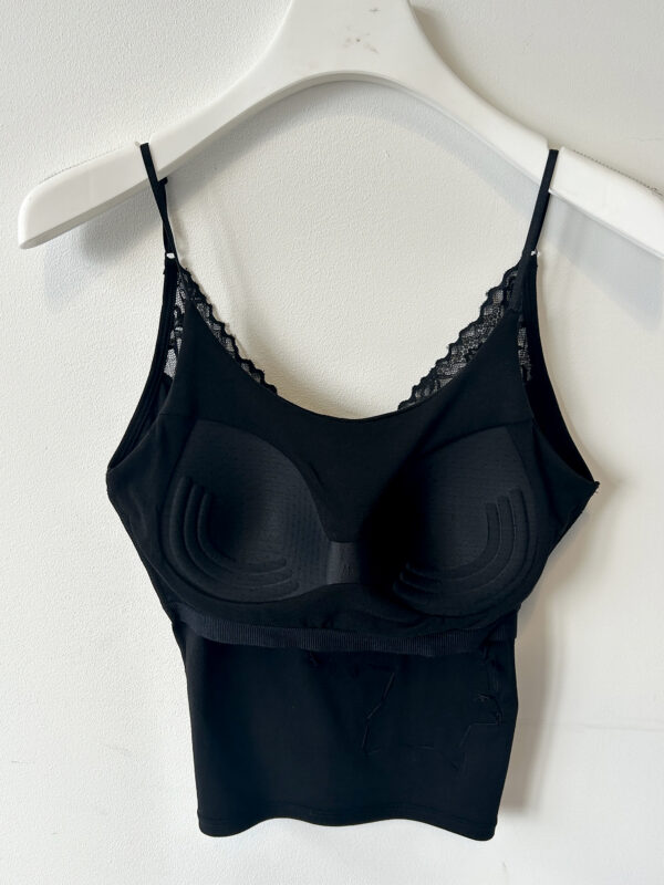 Schwarzes Pailletten Top Großhandel, Blütenmotiv mit Goldstickerei (4) Schwarzes Pailletten Top Großhandel, Camisole mit Blütenmotiv aus schwarzen und goldenen Pailletten und Goldstickerei, rosemodee.de