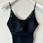Schwarzes Pailletten Top Großhandel, Camisole mit Blütenmotiv aus schwarzen und goldenen Pailletten und Goldstickerei, rosemodee.de