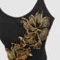 Schwarzes Pailletten Top Großhandel, Camisole mit Blütenmotiv aus schwarzen und goldenen Pailletten und Goldstickerei, rosemodee.de