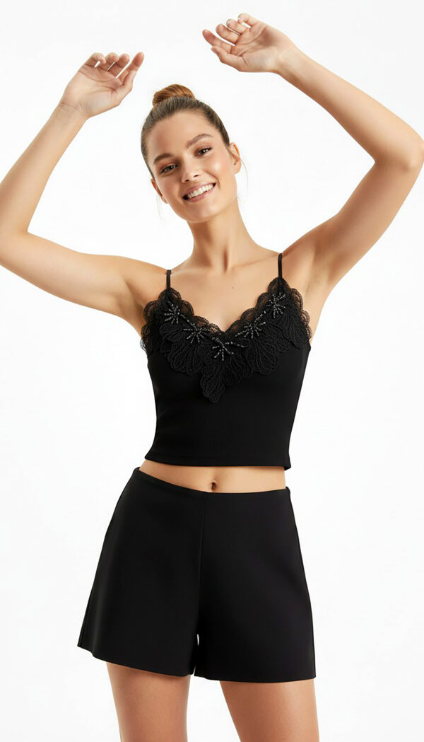 Schwarzes Spitzen Crop Top mit 3D-Blumen, Perlen, Strassteinen und Soft-Cups (6) Schwarzes Spitzen Crop Top mit 3D-Blumen, Perlen, Strassteinen und Soft-Cups