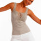 Taupe Spitzentop Großhandel, Rippenstrick Trägertop im Tonal Look mit Blumenstickerei und Perlenboncuks, rosemodee.de