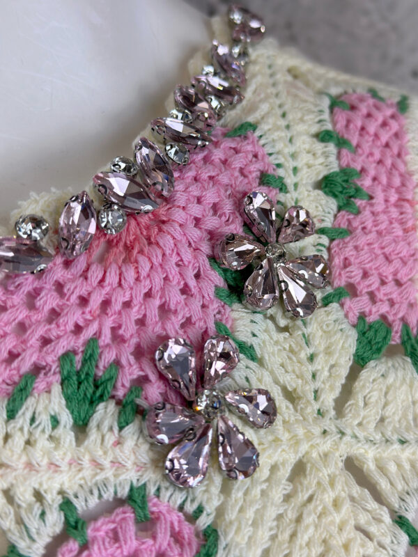 Vintage Boho Granny Square Häkel Top mit Schmucksteinen – Rosa Creme Ibiza Style Damen Crochet Top (3) Vintage Boho Granny Square Häkel Top in Rosa Creme mit Blumenmuster und Schmucksteinen am Kragen