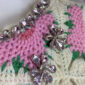 Vintage Boho Granny Square Häkel Top in Rosa Creme mit Blumenmuster und Schmucksteinen am Kragen