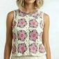 Vintage Boho Granny Square Häkel Top in Rosa Creme mit Blumenmuster und Schmucksteinen am Kragen