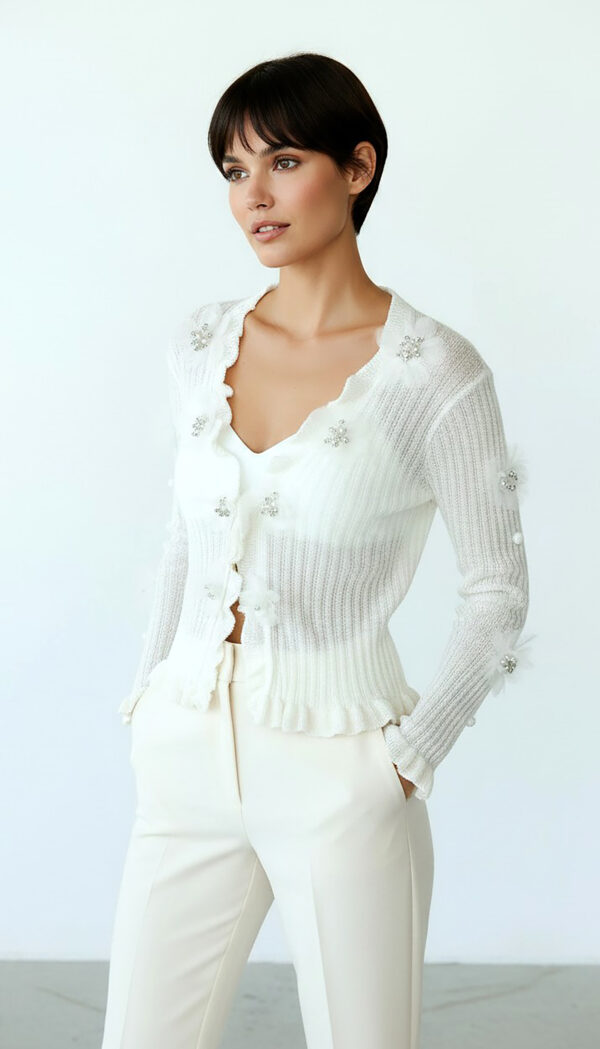 Weiße Damen Strickjacke mit 3D-Blumen und Perlendetails (10) Weiße Damen Strickjacke mit 3D-Blumen und Perlendetails