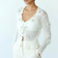 Weiße Damen Strickjacke mit 3D-Blumen und Perlendetails