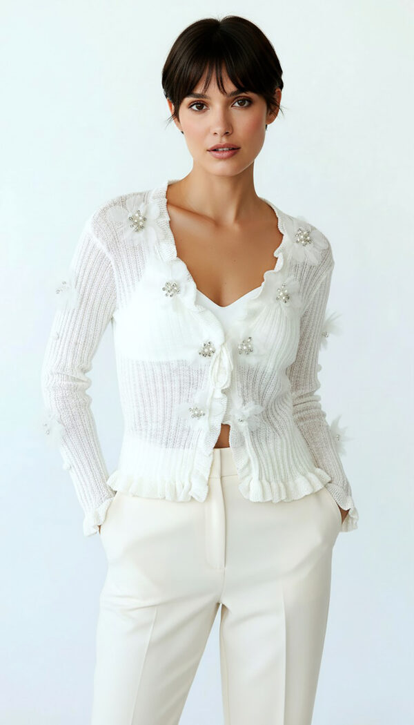 Weiße Damen Strickjacke mit 3D-Blumen und Perlendetails