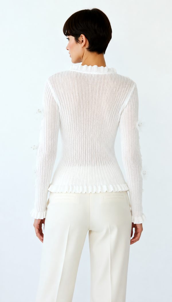 Weiße Damen Strickjacke mit 3D-Blumen und Perlendetails (6) Weiße Damen Strickjacke mit 3D-Blumen und Perlendetails