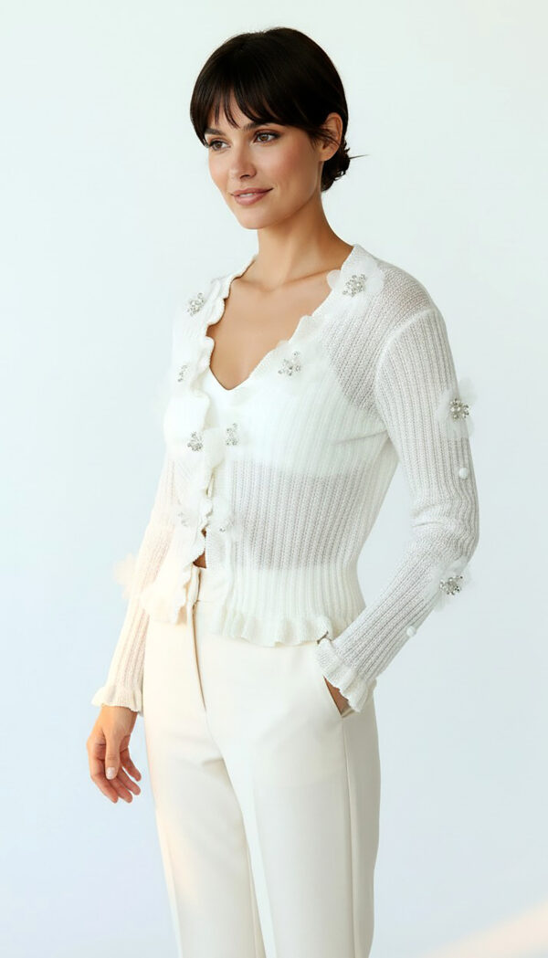 Weiße Damen Strickjacke mit 3D-Blumen und Perlendetails (7) Weiße Damen Strickjacke mit 3D-Blumen und Perlendetails