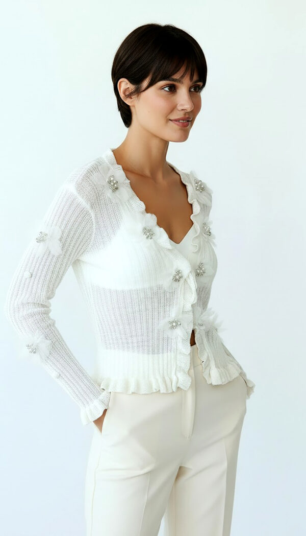 Weiße Damen Strickjacke mit 3D-Blumen und Perlendetails (9) Weiße Damen Strickjacke mit 3D-Blumen und Perlendetails