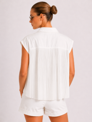 Weiße Spitzenbluse Großhandel (1) Weiße Spitzenbluse Großhandel – Transparente Blumenspitze vorne, Kristallsteinbesatz an Kragen und Cep-Klappen, vollständig plissierter weißer Rücken – rosemodee.de