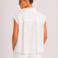 Weiße Spitzenbluse Großhandel – Transparente Blumenspitze vorne, Kristallsteinbesatz an Kragen und Cep-Klappen, vollständig plissierter weißer Rücken – rosemodee.de