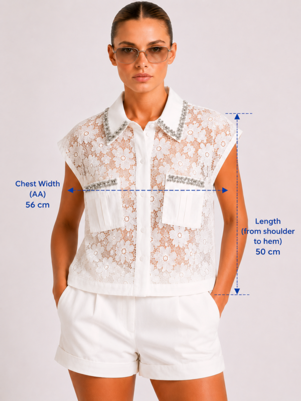 Weiße Spitzenbluse Großhandel (2) Weiße Spitzenbluse Großhandel – Transparente Blumenspitze vorne, Kristallsteinbesatz an Kragen und Cep-Klappen, vollständig plissierter weißer Rücken – rosemodee.de