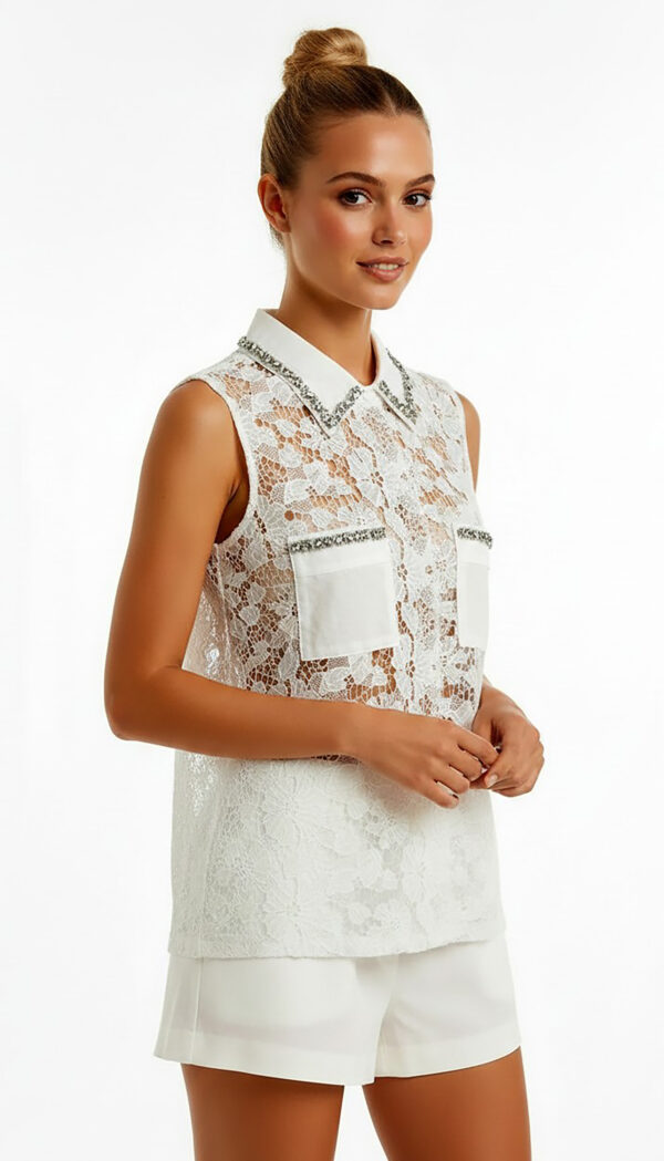 Weiße Spitzenbluse Großhandel (6) Weiße Spitzenbluse Großhandel – Transparente Blumenspitze vorne, Kristallsteinbesatz an Kragen und Cep-Klappen, vollständig plissierter weißer Rücken – rosemodee.de