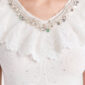 Weiße Spitzenbluse Großhandel Strass, Spitzenrüsche mit Rosenblüte, Perlen, Pailletten und Strasssteinen, Allover Strassstreuung, rosemodee.de