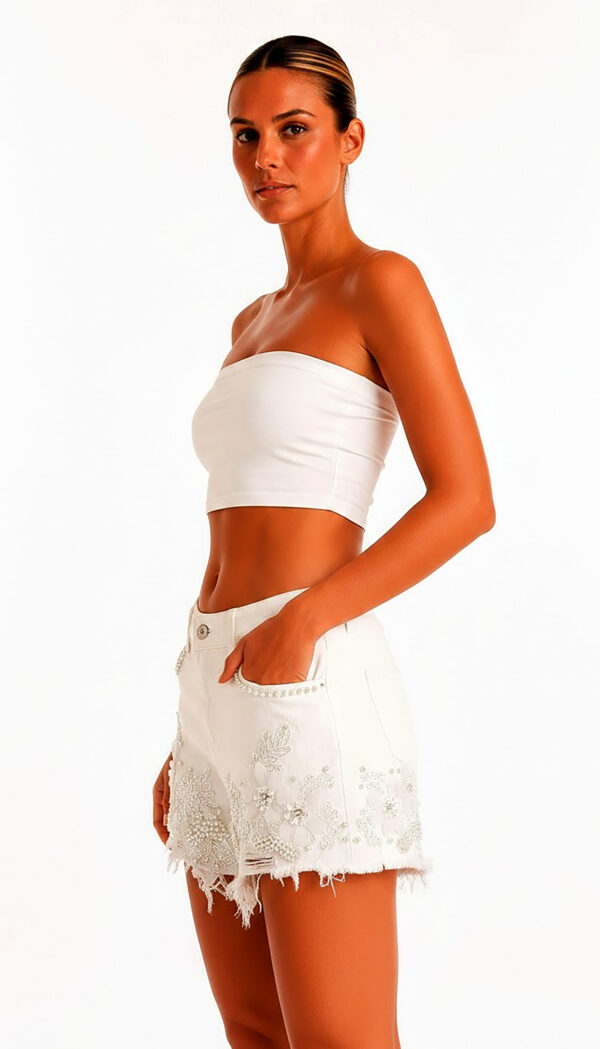 Weiße Spitzenshorts Großhandel, Blumenstickerei und Perlen, 3er Lot M bis XL (1) Weiße Spitzenshorts Großhandel, Jeansshorts mit Blumenstickerei, 3D Blumenapplikation und Perlenbesatz, rosemodee.de
