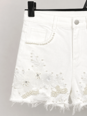 Weiße Spitzenshorts Großhandel, Blumenstickerei und Perlen, 3er Lot M bis XL (2) Weiße Spitzenshorts Großhandel, Jeansshorts mit Blumenstickerei, 3D Blumenapplikation und Perlenbesatz, rosemodee.de