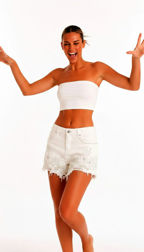 Weiße Spitzenshorts Großhandel, Blumenstickerei und Perlen, 3er Lot M bis XL (2) Weiße Spitzenshorts Großhandel, Jeansshorts mit Blumenstickerei, 3D Blumenapplikation und Perlenbesatz, rosemodee.de