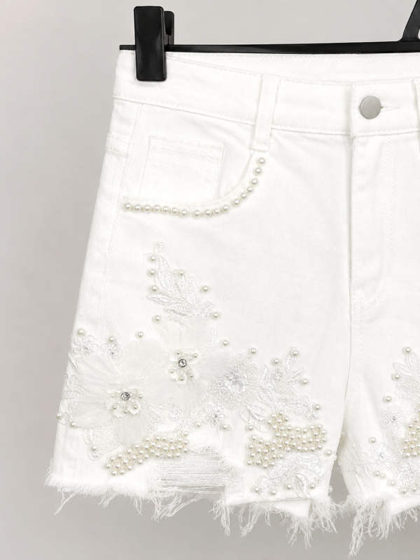 Weiße Spitzenshorts Großhandel, Blumenstickerei und Perlen, 3er Lot M bis XL (2) Weiße Spitzenshorts Großhandel, Jeansshorts mit Blumenstickerei, 3D Blumenapplikation und Perlenbesatz, rosemodee.de