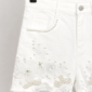 Weiße Spitzenshorts Großhandel, Jeansshorts mit Blumenstickerei, 3D Blumenapplikation und Perlenbesatz, rosemodee.de