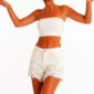 Weiße Spitzenshorts Großhandel, Jeansshorts mit Blumenstickerei, 3D Blumenapplikation und Perlenbesatz, rosemodee.de