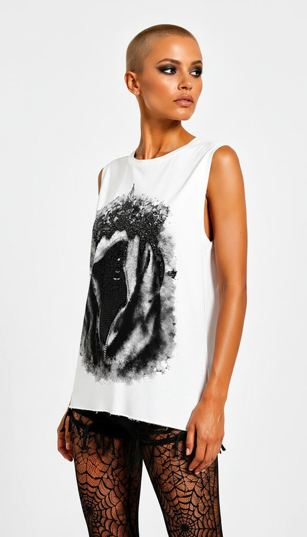 Weißes Gothic Tank Top Großhandel (1) Weißes Gothic Tank Top Großhandel – Muscle-Tank mit mystischer Kronenfigur-Digitalprint und vollflächigem Silber-Schwarz-Strassbesatz auf weißem Untergrund – rosemodee.de