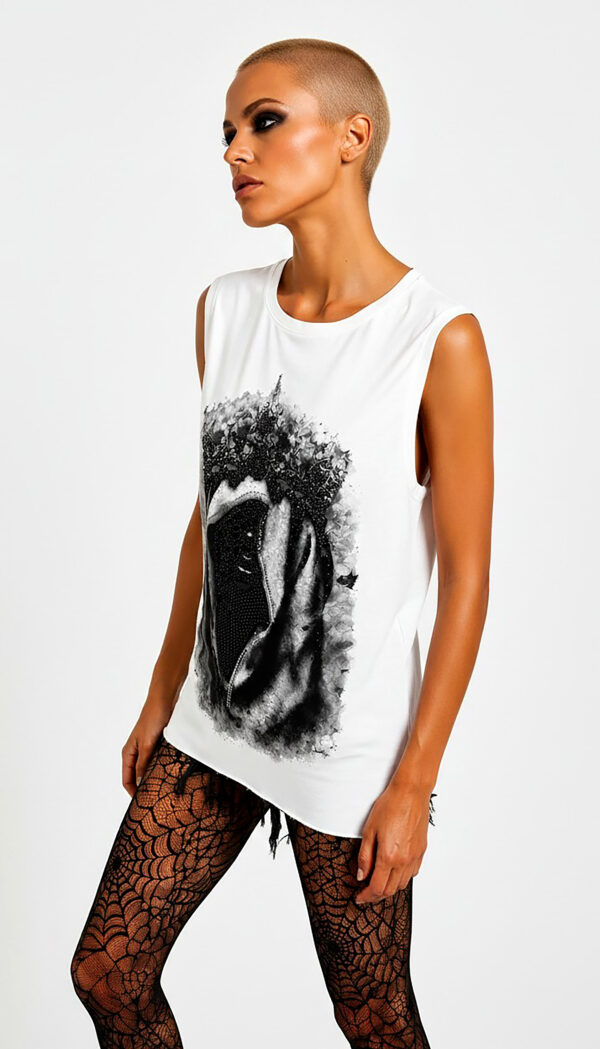 Weißes Gothic Tank Top Großhandel (3) Weißes Gothic Tank Top Großhandel – Muscle-Tank mit mystischer Kronenfigur-Digitalprint und vollflächigem Silber-Schwarz-Strassbesatz auf weißem Untergrund – rosemodee.de