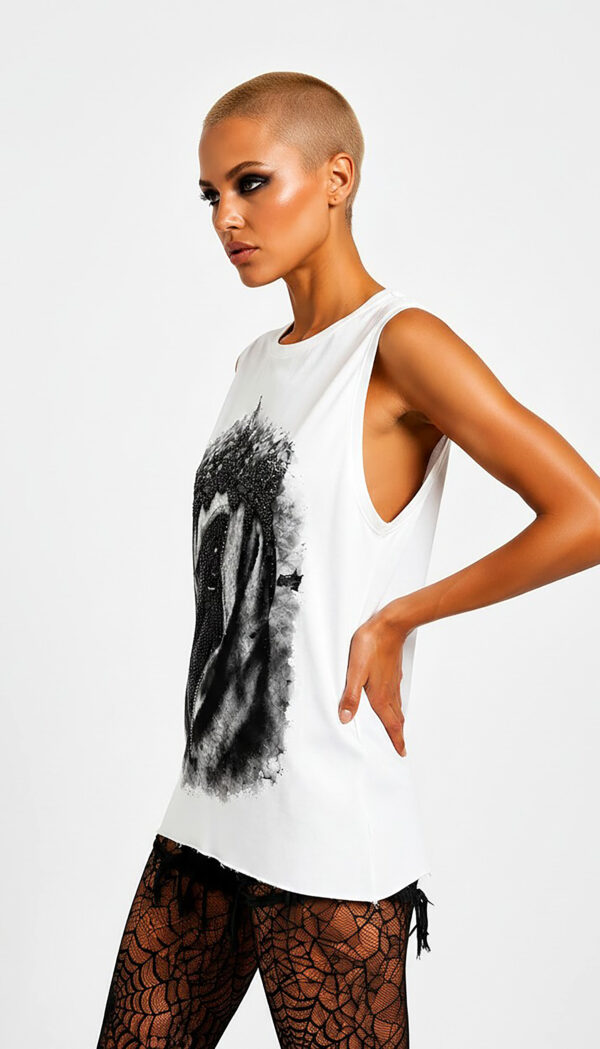 Weißes Gothic Tank Top Großhandel (4) Weißes Gothic Tank Top Großhandel – Muscle-Tank mit mystischer Kronenfigur-Digitalprint und vollflächigem Silber-Schwarz-Strassbesatz auf weißem Untergrund – rosemodee.de