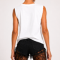 Weißes Gothic Tank Top Großhandel – Muscle-Tank mit mystischer Kronenfigur-Digitalprint und vollflächigem Silber-Schwarz-Strassbesatz auf weißem Untergrund – rosemodee.de