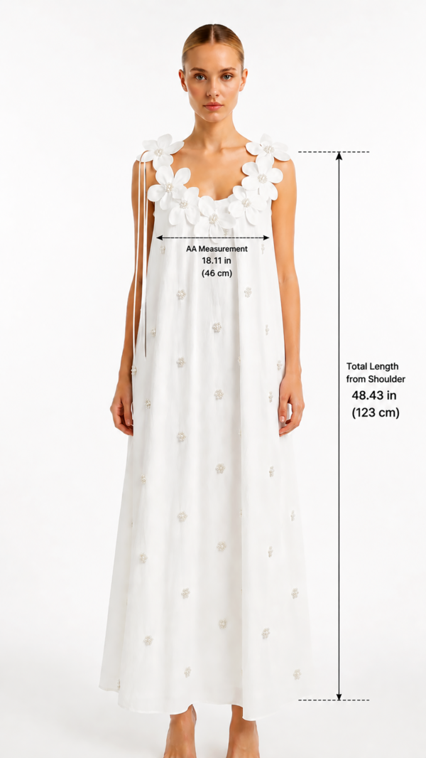 Weißes Maxikleid Grosshandel (2) Weißes Maxikleid Großhandel mit 3D-Blütenapplikationen am Ausschnitt, Perlen-Allover-Muster und Schulter-Bindebändern – 123 cm lang – rosemodee.de