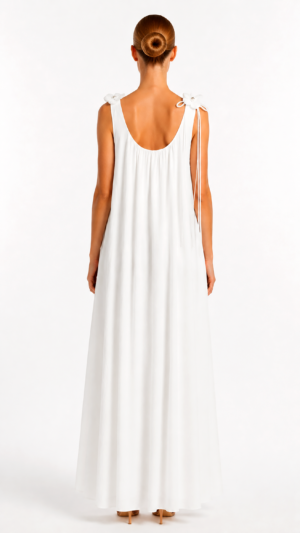 Weißes Maxikleid Großhandel mit 3D-Blütenapplikationen am Ausschnitt, Perlen-Allover-Muster und Schulter-Bindebändern – 123 cm lang – rosemodee.de