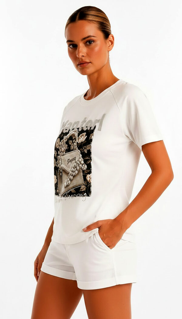 Weißes Print Shirt Großhandel, Taschenmotiv mit Strassschrift und Perlen (4) Weißes Print Shirt Großhandel, Taschenmotiv mit Strassschrift und Perlendetails auf floralem Vintage Hintergrund, rosemodee.de