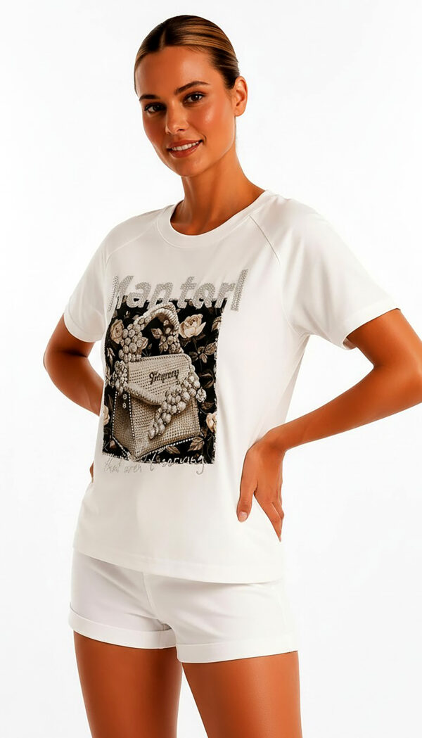Weißes Print Shirt Großhandel, Taschenmotiv mit Strassschrift und Perlen (5) Weißes Print Shirt Großhandel, Taschenmotiv mit Strassschrift und Perlendetails auf floralem Vintage Hintergrund, rosemodee.de