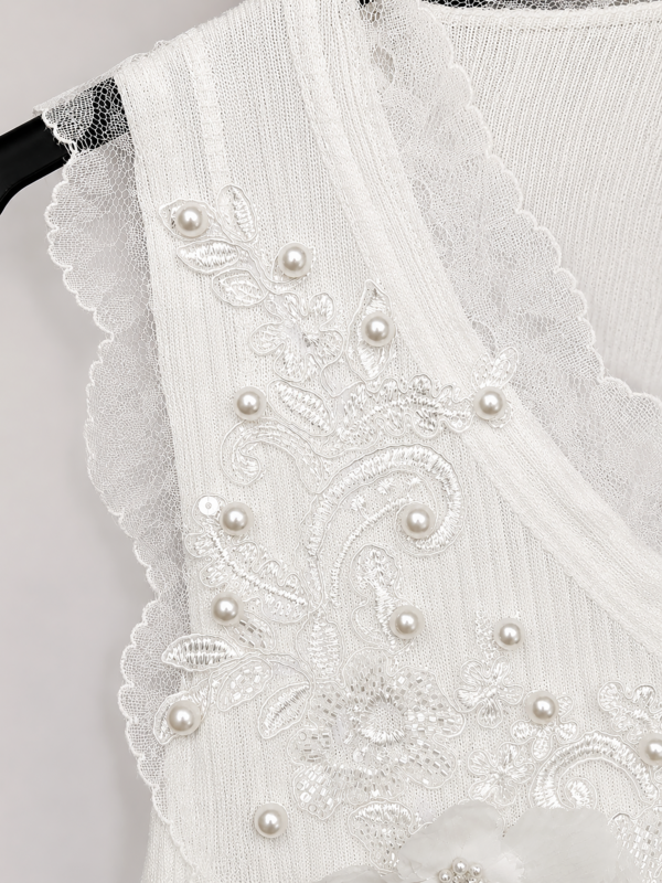 Weißes Spitzenshirt Großhandel, 3D Blumenapplikation und Spitzenstreifen (2) Weißes Spitzenshirt Großhandel, Trägertop mit 3D Blumenapplikation, Paisley Stickerei und seitlichen Spitzenstreifen, rosemodee.de