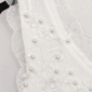 Weißes Spitzenshirt Großhandel, Trägertop mit 3D Blumenapplikation, Paisley Stickerei und seitlichen Spitzenstreifen, rosemodee.de