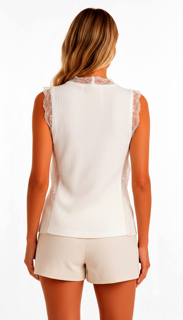 Weißes Spitzenshirt Großhandel, 3D Blumenapplikation und Spitzenstreifen Weißes Spitzenshirt Großhandel, Trägertop mit 3D Blumenapplikation, Paisley Stickerei und seitlichen Spitzenstreifen, rosemodee.de