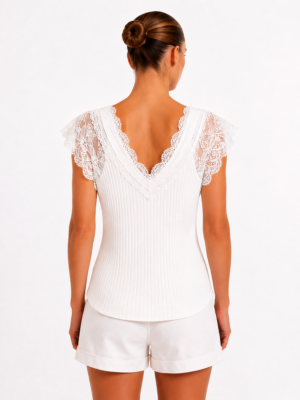 Weißes Spitzentop mit Blumenapplikationen (1) Weißes Spitzentop Großhandel mit 3D-Blumenapplikationen, Perlen und Rüschenärmeln – Damenmode rosemodee.de