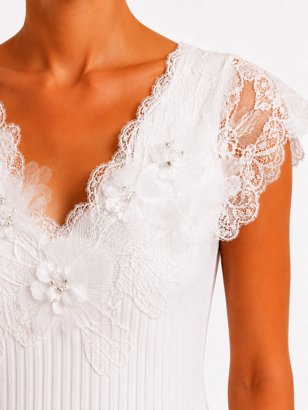 Weißes Spitzentop mit Blumenapplikationen (2) Weißes Spitzentop Großhandel mit 3D-Blumenapplikationen, Perlen und Rüschenärmeln – Damenmode rosemodee.de