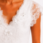 Weißes Spitzentop Großhandel mit 3D-Blumenapplikationen, Perlen und Rüschenärmeln – Damenmode rosemodee.de