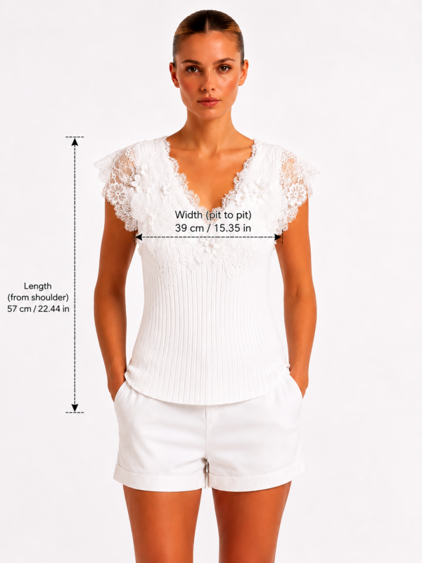Weißes Spitzentop mit Blumenapplikationen (3) Weißes Spitzentop Großhandel mit 3D-Blumenapplikationen, Perlen und Rüschenärmeln – Damenmode rosemodee.de