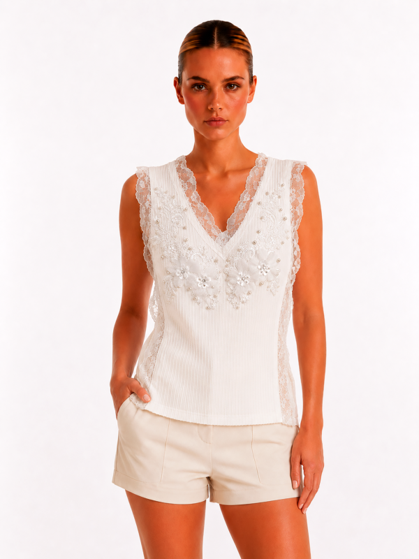 (main Foto)Weißes Spitzenshirt Großhandel, 3D Blumenapplikation und Spitzenstreifen Weißes Spitzenshirt Großhandel, Trägertop mit 3D Blumenapplikation, Paisley Stickerei und seitlichen Spitzenstreifen, rosemodee.de