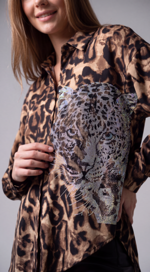 Damen Hemdbluse Leo Print mit Strass Leopard Großhandel Braun (5) Damen Hemdbluse Leo Print mit Strass Leopard Großhandel Braun.