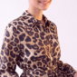 Damen Longbluse Leoprint Großhandel mit integriertem Bindeband in Braun.