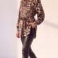 Damen Longbluse Leoprint Großhandel mit integriertem Bindeband in Braun.
