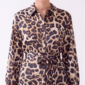 Damen Longbluse Leoprint Großhandel mit integriertem Bindeband in Braun.