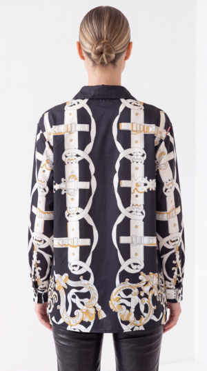 Damen Satinbluse Barock Kettenprint Großhandel Schwarz (1) Damen Satinbluse Barock Kettenprint Großhandel Schwarz mit elegantem Allover-Print.