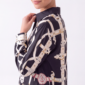 Damen Satinbluse Barock Kettenprint Großhandel Schwarz mit elegantem Allover-Print.
