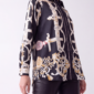 Damen Satinbluse Barock Kettenprint Großhandel Schwarz mit elegantem Allover-Print.